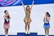 五輪女王アリサ・リウに敬意を示した坂本花織、中井亜美の“行動”　表彰台で起きた日米ほっこりシーン【冬季五輪】