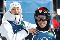 「すごい３ショット！」メダルを両手に掲げたミラノ在住“日本人アスリート”　ジャンプ小林＆二階堂と対面した人物に驚きの声「親交あるんかな」【冬季五輪】