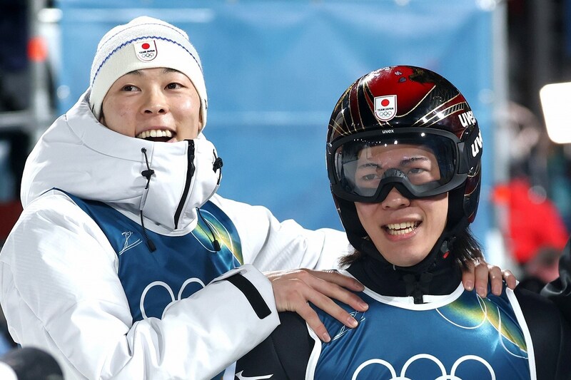 「すごい3ショット!」メダルを両手に掲げたミラノ在住“日本人アスリート” ジャンプ小林&二階堂と対面した人物に驚きの声「親交あるんかな」【冬季五輪】