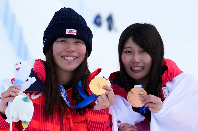 「日本の強さの秘密」スノボ金メダリスト、村瀬心椛と深田茉莉の“パワーフード”とは？　98年長野五輪代表のコーチが手作り【冬季五輪】