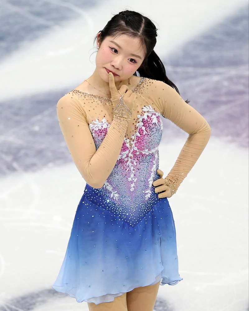 フィギュア中井亜美、雰囲気激変の黒髪ロング＆“あざとポーズ”を再現「悶絶した」「首傾げポーズはもう伝説ですね」【冬季五輪】