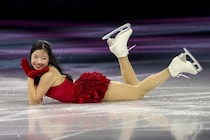 「自由奔放」中井亜美、赤衣装で氷上にうつ伏せ、足バタバタも…17歳のキュートなポーズに早朝から悶絶の声「なんちゅかわいさ！」「天性の魅力」【冬季五輪】