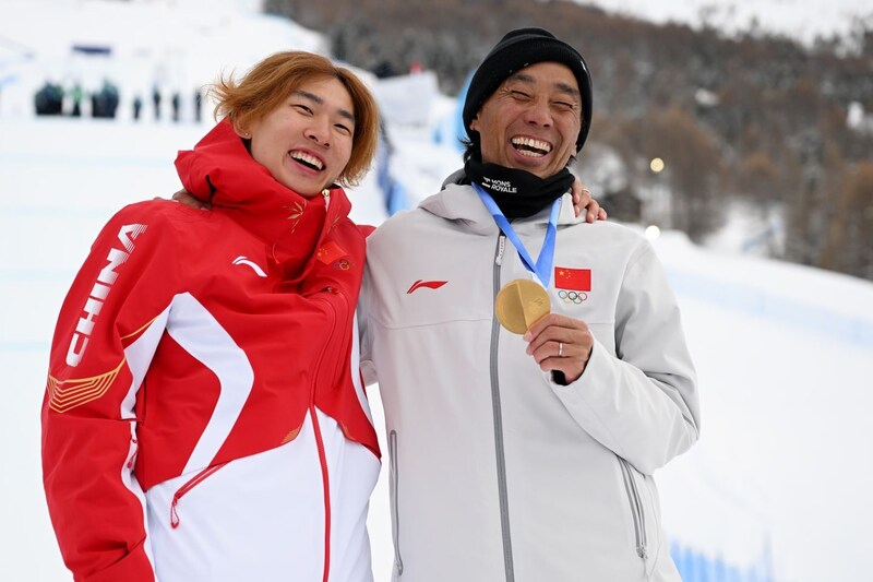 「本当に幸せ」日中の教え子がスノボSSで金メダル　日本人コーチが感謝の投稿「彼らは才能を持っているだけでなく…」【冬季五輪】