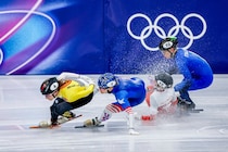 刃が顔面直撃！氷上に走った戦慄…ショートトラック女子で多重クラッシュ重傷も無事を報告「私は大丈夫」【冬季五輪】