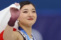 「はあああ～♡」ナチュラルメイクの坂本花織が両手でそっと受け取った“五輪の一品”「小さいのも可愛い」【冬季五輪】