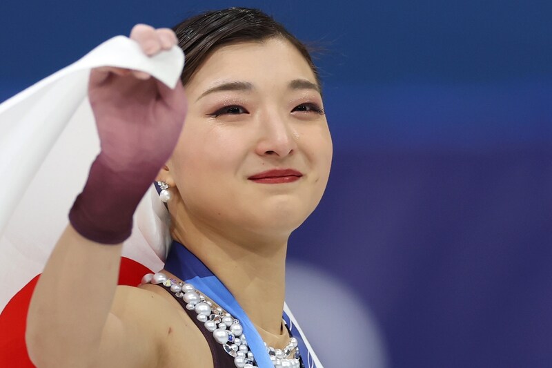 「はあああ～♡」ナチュラルメイクの坂本花織が両手でそっと受け取った“五輪の一品”「小さいのも可愛い」【冬季五輪】