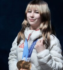 フィギュア女王、アリサ・リウにそっくりと話題沸騰の“日本人伝説歌手”からまさかのご本人回答！「まじで似てる」「笑顔がほんとに」などファン反響【冬季五輪】