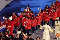五輪閉会式、日本は再びイタリア手旗を持って入場　敬意ある振る舞いにネット注目「感謝の気持ち素敵」【冬季五輪】