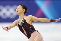 閉会式旗手の森重航が坂本花織に“深々とお辞儀でお願い”する異例の一枚が話題！「かわいすぎる光景」「現場助監督イエッサー」【冬季五輪】