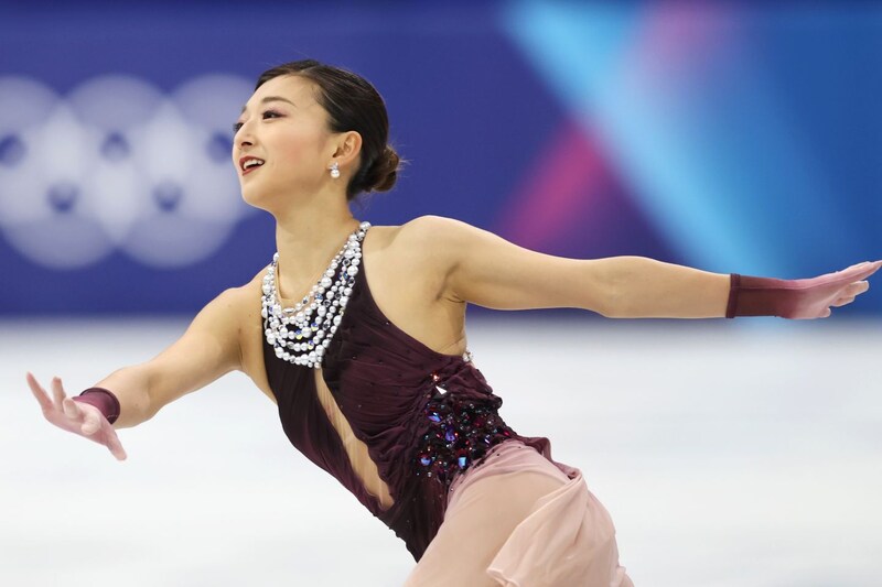 閉会式旗手の森重航が坂本花織に“深々とお辞儀でお願い”する異例の一枚が話題！「かわいすぎる光景」「現場助監督イエッサー」【冬季五輪】