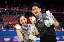 「あ、コケた映像が出たw」五輪閉会式、再三脚光を浴びた日本人ペアにファン感激「めっちゃ映るなw」「マジで好かれたな」【冬季五輪】