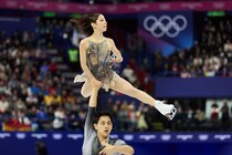 りくりゅう三浦璃来が五輪マークの輪に乗る“笑撃の一枚”　実際は「龍一くんに投げられてます」驚愕高さ【冬季五輪】