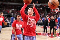 【NBA】河村勇輝がベンチ入りも、出番なく本拠地デビューはまたもお預け。ブルズはニックスに逆転負けで今季ワーストの９連敗＜DUNKSHOOT＞