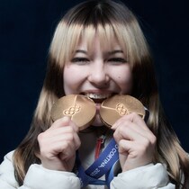 フィギュア新女王、アリサ・リウを祝福した“日系金メダリスト”の54歳近影が話題！「お美しい」「伝説と伝説が交差した」「魔法の瞬間だね」【冬季五輪】