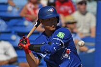 「カッコよすぎ」岡本和真“メジャー第１号”、431フィートの衝撃弾！ WBC米国代表右腕のカーブをバックスクリーンへ「豪快な一発」ファン喝采
