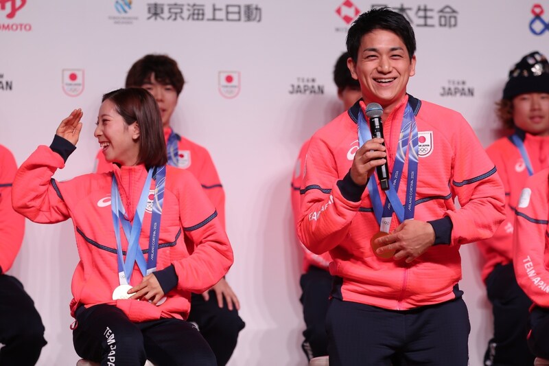 五輪帰国会見、りくりゅうが語ったご褒美「キャンピングカーでアメリカ横断したい」「日本食、お寿司をたくさん食べたい」【冬季五輪】
