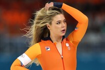 蘭スピスケ美貌選手の着用サイン入りスーツがオークションに！ 金メダル掴んだ一着が180万円超えか【冬季五輪】