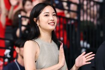 沖縄開催のバスケ日韓戦に大物女優降臨！ 一喜一憂する“勝利の女神”に好感「たまらなく愛おしい」