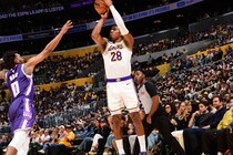 【NBA】３試合ぶり復帰の八村塁が２本の３ポイントを沈め８得点！レイカーズはキングスに圧勝し２連勝を飾る＜DUNKSHOOT＞