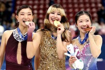 「とんでもない二人と！」フィギュア金、アリサ・リウが日本女子コンビにあらためて“最大級の敬意”を示す！「クレイジーな五輪」「一緒に表彰台に立てた…」