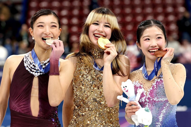 「とんでもない二人と！」フィギュア金、アリサ・リウが日本女子コンビにあらためて“最大級の敬意”を示す！「クレイジーな五輪」「一緒に表彰台に立てた…」