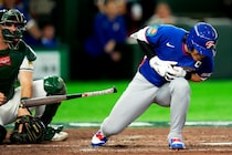 「離脱だけはやめてくれ！」チャイニーズ・タイペイ主将、左手死球で負傷交代に騒然「まじで心配」「アレ...骨折っぽいよね」【WBC】