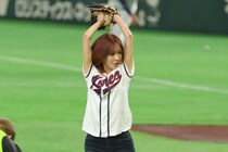 MLB公式が「勝利の妖精」と認めた韓国の人気K-POPアイドル　ユニ姿の始球式に東京ドーム熱視線「レッド・フレーバーをもたらした」【WBC】