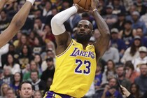 「ジャバーの記録を塗り替えた！」NBA新記録を樹立したレブロンを、レイカーズのレジェンドOBマジックが祝福＜DUNKSHOOT＞
