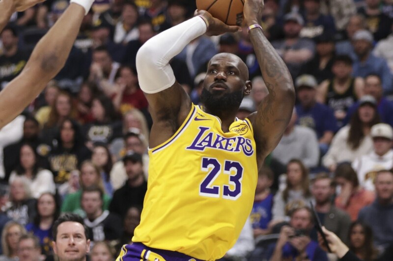 「ジャバーの記録を塗り替えた！」NBA新記録を樹立したレブロンを、レイカーズのレジェンドOBマジックが祝福＜DUNKSHOOT＞