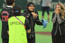 「なぜWBCでワンピース？」侍ジャパン戦の始球式に“麦わらの一味”…ネトフリ異色コラボの理由