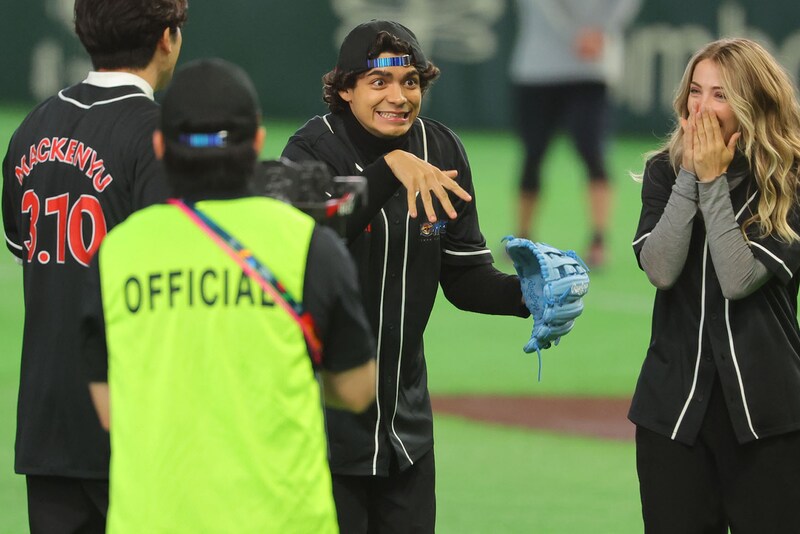 「なぜWBCでワンピース?」侍ジャパン戦の始球式に“麦わらの一味”…ネトフリ異色コラボの理由