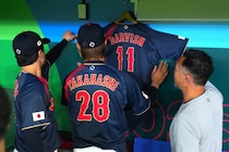 「感動しました！」ベンチに飾られた背番号11、目撃して驚いたダルビッシュ有が明かす“侍たちとの絆”「マイアミで返してねって…」【WBC】