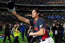 「GOATコンビ！」大谷翔平が試合前に握手した“レジェンド”にネット興奮「生ける伝説の２ショット」「野球ファンにとって純粋な魔法」【WBC】