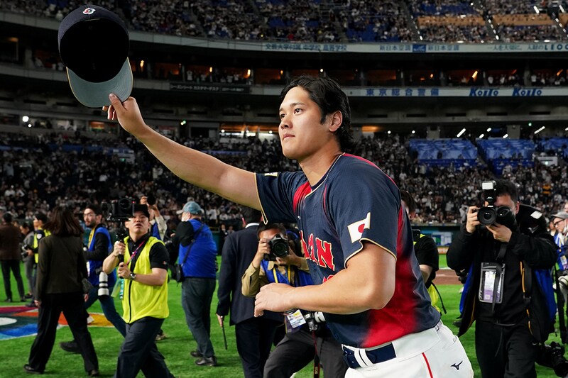 「GOATコンビ！」大谷翔平が試合前に握手した“レジェンド”にネット興奮「生ける伝説の２ショット」「野球ファンにとって純粋な魔法」【WBC】