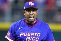 「心なしか控えめで笑う」WBCプエルトリコ守護神ディアスが母国でサプライズ登板！ 前回大ケガ、勝利直後の“喜び方”が話題に「跳ねなかった」