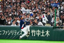 「これが日本の野球文化」フェンス激突の韓国選手が倒れ込む…壮絶な日韓戦で創出された球場一体の“心温まる光景”が話題！「敵味方関係なしだった」【WBC】
