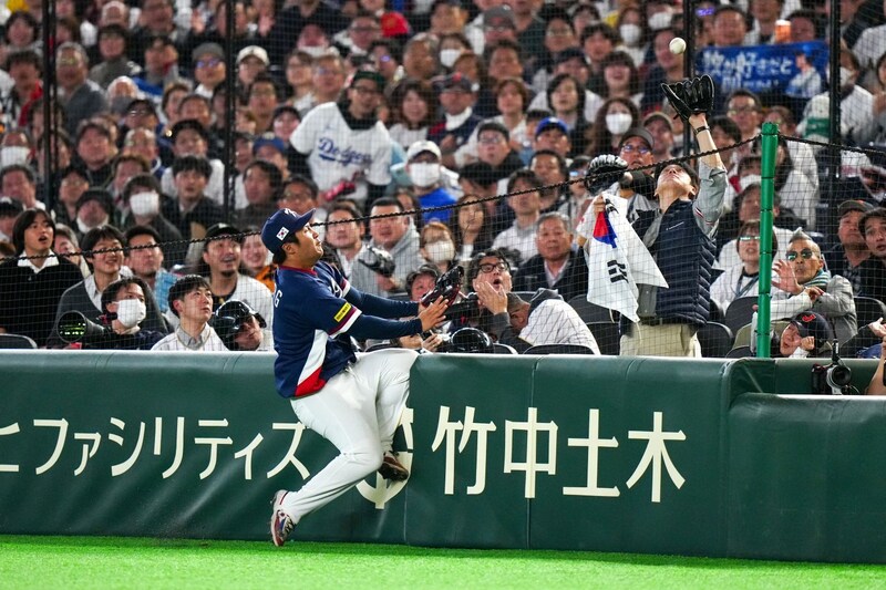 「これが日本の野球文化」フェンス激突の韓国選手が倒れ込む…壮絶な日韓戦で創出された球場一体の“心温まる光景”が話題！「敵味方関係なしだった」【WBC】