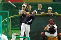 大谷翔平、３日連続のフリー打撃で15スイング９発柵越え　規格外の特大弾は右翼スタンドの照明を直撃【WBC】