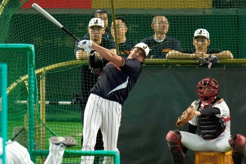 大谷翔平、３日連続のフリー打撃で15スイング９発柵越え　規格外の特大弾は右翼スタンドの照明を直撃【WBC】