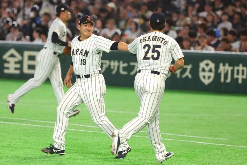菅野智之、愛情こもった“公開いじり芸”　後輩・岡本和真の打棒復活を期待「左の人はもっと緊張してください」発端は試合前の円陣での声出し【WBC】