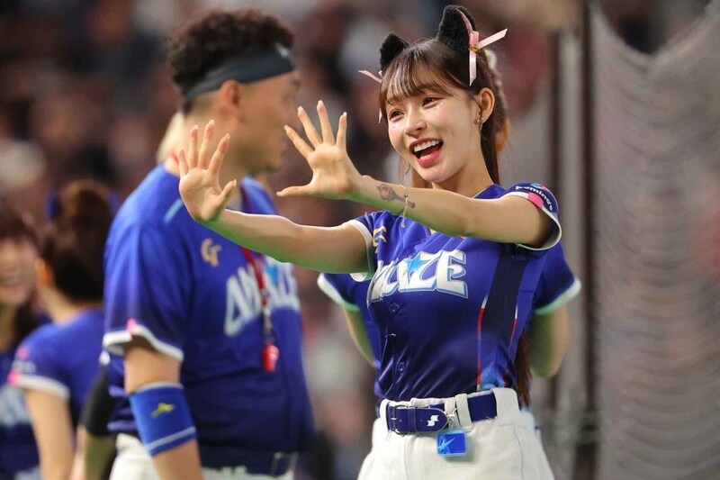 「まじ可愛すぎだろ！」劇的な韓国戦勝利に台湾人気チアが“謎の合体ポーズ”で歓喜爆発！「マイアミでも観たいよ～」「バランス感覚すごい」【WBC】