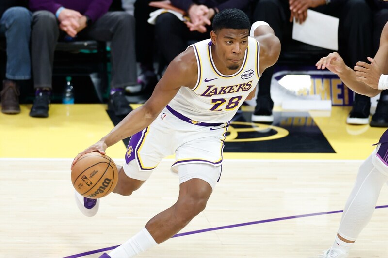 【NBA】八村塁が前半から攻守で躍動！シュート好調で10得点＆豪快ブロック、レイカーズは54－49と５点リードで後半戦へ＜DUNKSHOOT＞