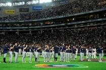 「優しすぎやろ！」日本vsチェコ戦、ファール捕球の大人気芸人が魅せた“さりげない神対応”にファン喝采！「持って帰ろうかとギリギリまで…」【WBC】