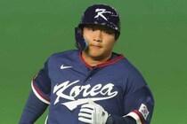 「すごく寒そう」韓国主砲の祝福シャワーに巻き込まれた...“脚線美”際立つキャスターに騒然「美しすぎて眩しいぐらい」【WBC】