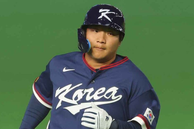 「すごく寒そう」韓国主砲の祝福シャワーに巻き込まれた...“脚線美”際立つキャスターに騒然「美しすぎて眩しいぐらい」【WBC】