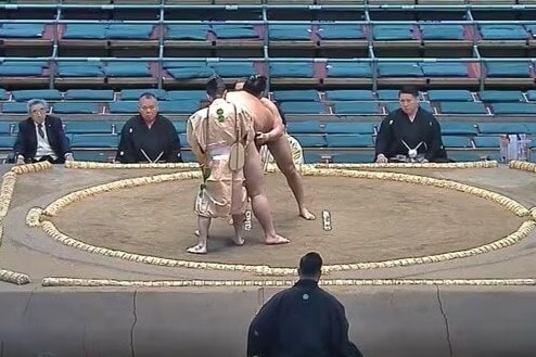 「やばい！」大相撲、土俵上で“あわや”の緊急事態　行司の神対応に「よく気づいた」「ファインプレー」と称賛の声