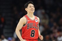 「ユウキ・マニア！」河村勇輝が演出した極上アリウープが、NBAトップ10プレーの第２位に選出！＜DUNKSHOOT＞