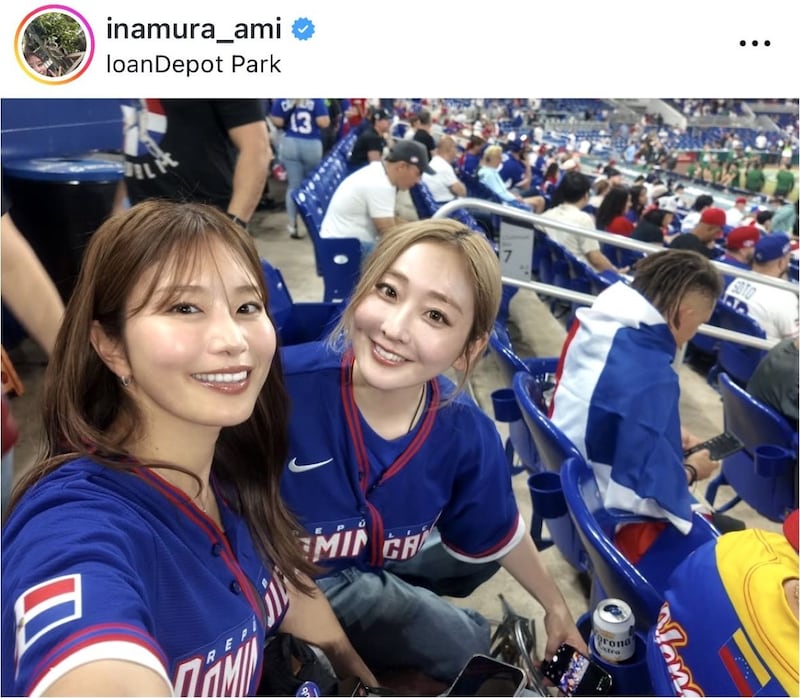 「めちゃ可愛いです」現地マイアミでWBC観戦した日本人美女コンビの“ドミニカユニ姿”が話題！「羨ましい」「行動力に脱帽」
