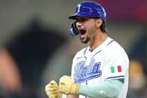 ファンが飛球をキャッチして二塁打に　イタリアが４回時点で８対２、プエルトリコを大きくリード【WBC準々決勝】