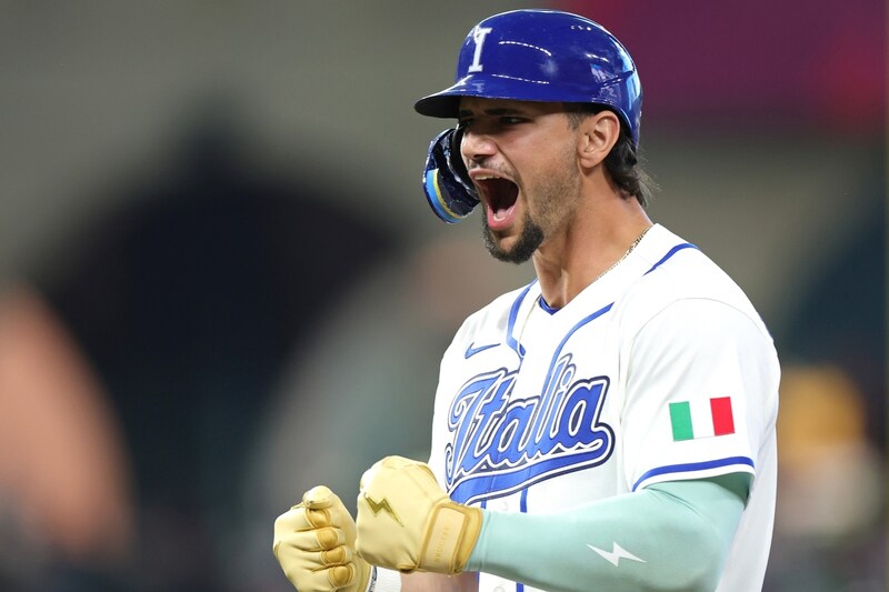 ファンが飛球をキャッチして二塁打に　イタリアが４回時点で８対２、プエルトリコを大きくリード【WBC準々決勝】